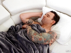 Amateur, Cul, Chambre à dormir, 2 femmes 1 homme, Talons, Seins naturels, Piercing, Nénés