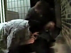 Deux vieilles baisent sur une aire d`autoroute la nuit