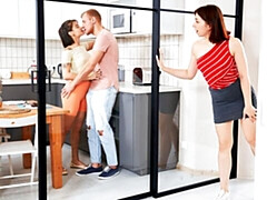 18 jahre, Grosser arsch, Grosser schwanz, Blasen, Hundestellung, Frau frau mann, Jungendliche (18+), Flotter dreier