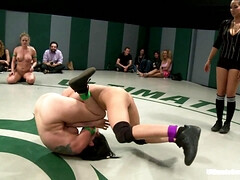 Kehlenfick, Fingern, Gruppe, Hd, Lesbisch, Öffentlich, Strapon, Tätowierung