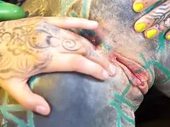 Дилдо, Пальцем, Лизание, Голышом, Пирсинг, Киски, Тату, Втроем