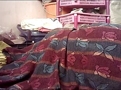 18 jaar, Aziatisch, Indisch, Zoenen, Rijpe lesbienne, Buiten, Mager, Vrouw