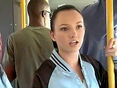 Anaal, Bruinharig, Autobus, Pompom meid, Sperma, Openbaar, Tiener, Trio