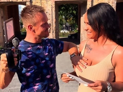 Gros seins, Sucer une bite, Brunette brune, Rondelette, En levrette, Léchez, Dénudage, Tatouage