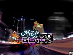 Grosser schwanz, Schwarz, Blasen, Hundestellung, Mutti, Pov, Realität, Schlampe