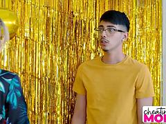 Grote lul, Grote mammen, Pijpbeurt, Sperma, Masturbatie, Rijpe lesbienne, Schreeuwen, Stiefmoeder