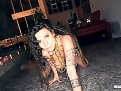 Gros cul, Noire, Brunette brune, Voiture, En levrette, Interracial, Mère que j'aimerais baiser, Tatouage