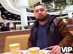 Vip4k. hunter si scopa una splendida rossa nel bagno pubblico