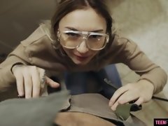 Blonde, Sucer une bite, Lunettes, Poilue, Branlette thaïlandaise, Embrassement, Tatouage, Adolescente