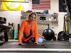 Amerikanisch, Blondine, Dildo, Schmuddelige sprache, Sporthalle, Masturbation, Milf, Spielzeuge