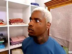 18 ans, Gros cul, Sucer une bite, Tir de sperme, Noir ébène, Hd, Embrassement, Piercing