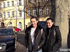 Blasen, Braunhaarige, Spassig, Gruppe, Öffentlich, Dusche, Flotter dreier, Zwillinge