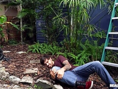 Gevangen, Sperma shot, Hondjeshouding, Sperma in gezicht, Hardcore, Slipje, Sokken, Tatoeage