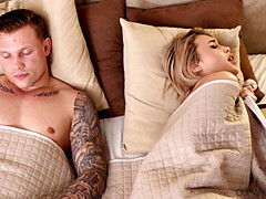 Grosser arsch, Blondine, Blasen, Küssen, Lecken, Muschi, Tätowierung, Titten