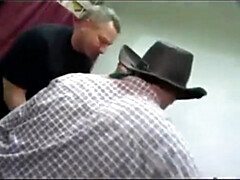 Sucer une bite, Brunette brune, Fétiche, Partouze, Talons, Seins naturels, Orgie, Rasée