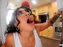 Grosser arsch, Grosse titten, Blasen, Braunhaarige, Hundestellung, Handjob, Küche, Tätowierung