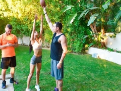 Sucer une bite, Brunette brune, En levrette, Branlette thaïlandaise, Homme homme femme, Maigrichonne, Adolescente, Plan cul à trois