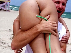 Plage, Brunette brune, Le plan cul à quatre, Léchez, Seins naturels, De plein air, Piercing, Pov