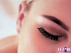 Bruinharig, Vingeren, Hakken, Lesbisch, Likken, Kut duiken, Tiener, Tieten likken