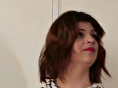 Enthousiasteling, Naakte man aangeklede vrouw, Dominante vrouw, Handbeurt, Hakken, Moeder die ik wil neuken, Kantoor, Trio