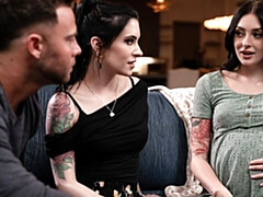 18 años, Culo grande, Mamada, Morena, Estilo perrito, Ffm, Flaco, Adolescente