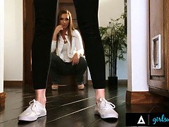 Culo grande, Rubia, Rostro sentado, Penetracion con dedos, Mucama, Orgasmo, Latex, Gritar