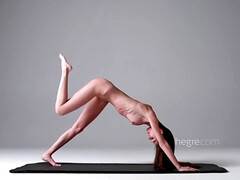 skinny fitness girl Leona naked solo