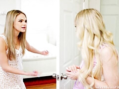 Grosser arsch, Fingern, Lesbisch, Lecken, Lingerie, Natürlichen titten, Rasiert, Titten