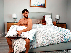 Schlafzimmer, Blasen, Braunhaarige, Hundestellung, Doppelpenetration, Aufs gesicht abspritzen, Jeans, Tätowierung