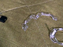 Bondage, Homme nu et filles habillées, Femme dominatrice, Jouets