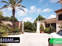 Asiatique, Blonde, Sucer une bite, Homme nu et filles habillées, Habillées, Interracial, Léchez, Masturbation