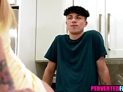 Grote lul, Blond, Pijpbeurt, Diep in de keel, Likken, Moeder die ik wil neuken, Kut duiken, Tatoeage