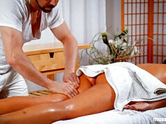 Gros cul, Grosse bite, Sucer une bite, Brunette brune, En levrette, Massage, Adolescente, Nénés