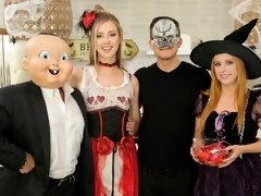 Grosse titten, Blondine, Hundestellung, Frau frau mann, Natürlichen titten, Pov, Entkleiden, Flotter dreier