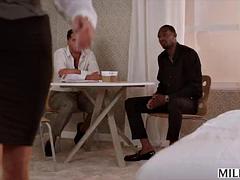 Gros seins, Sucer une bite, Gorge profonde, En levrette, Interracial, Mère que j'aimerais baiser, Nue, Nénés