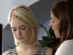 Grote kont, Grote mammen, Blond, Rondborstig, Lesbisch, Masturbatie, Natuurlijke tieten, Voorbinddildo