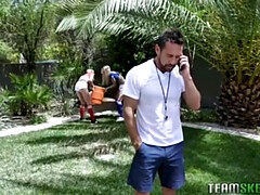 Garganta profunda, Penetracion con dedos, Al aire libre, Ducha, Flaco, Tatuaje, Trio, Tetas