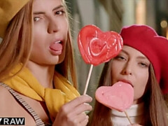 Cul, Brunette brune, Éjaculer dans la bouche, En levrette, Léchez, Chatte, Chevaucher, Plan cul à trois