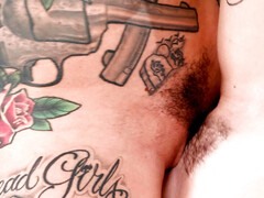 Badkamer, Zwart, Lesbisch, Rijpe lesbienne, Moeder die ik wil neuken, Feest, Doordringend, Tatoeage