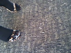 Homme nu et filles habillées, Fétiche des pieds