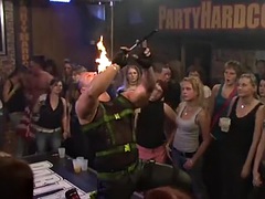 素人, フェラチオ, 着衣女と全裸男, グループ, ハードコア, なめる, 公共, 現実