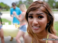 Азиатки, Большие сиськи, Бикини, Вчетвером, Межрасовый секс, Натуральные сиськи, От первого лица, Киски