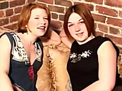 18 jaar, Huisgemaakt, Lesbisch, Klein, Geschoren, Tiener, Tieten likken, Speelgoed