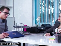 Grosse bite, Gros seins, Plantureuse, En levrette, Fille latino, Mature, Bureau, Espionne