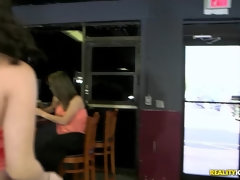 Gros cul, Brunette brune, Femelle, Masturbation, Réalité, Rasée, Maigrichonne, Plan cul à trois