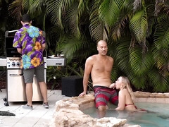 Tussi, Bikini, Blasen, Kehlenfick, Schwanz, Behaart, Pool, Muschi