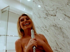 Gorda, Tetas grandes, Morena, Consolador, Penetracion con dedos, Lamidas, Orgasmo, Juguetes