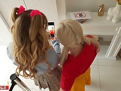 Блондинки, Колледж, Кончили внутрь, Собачьи, Пальцем, Лесбиянка, Оргазм, Втроем