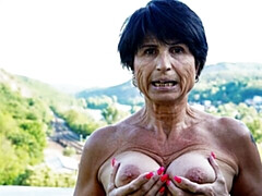 Leie, Braunhaarige, Fingern, Masturbation, Reif, Im freien, Kurzes haar, Entkleiden