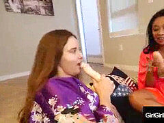 Brunette brune, Doigter, Embrassement, Lesbienne, Lingerie, Masturbation, Orgasme, Jouets